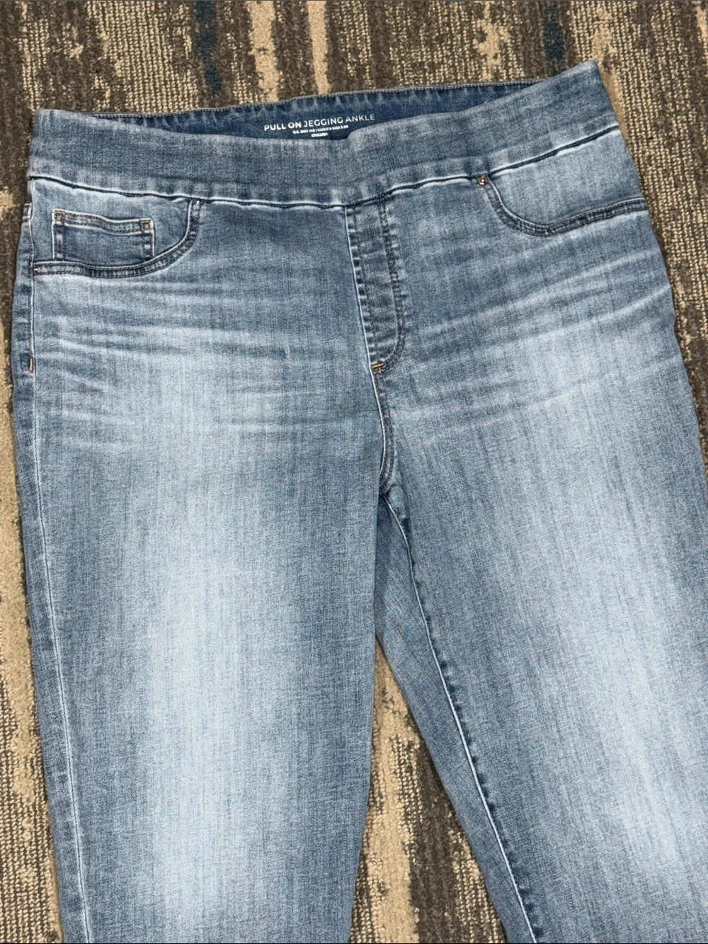 Size 14 = 2.5 Chico's Light Blue Cropped Ankle Jeans Frayed V-Hem Super nice - Picture 3 of 5